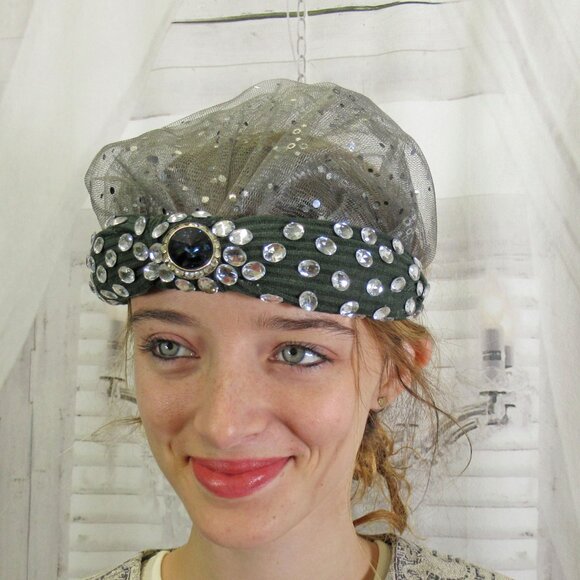 Flapper inspired headpiece, Gray softly ruffled short veil plus clear rhinestone - Picture 8 of 11